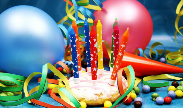 Luftballons und Partykuchen