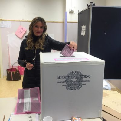 Sara Marcozzi mentre vota